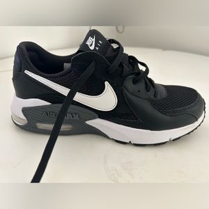 Nike Air Max women’s size US 8 black and white sneaker